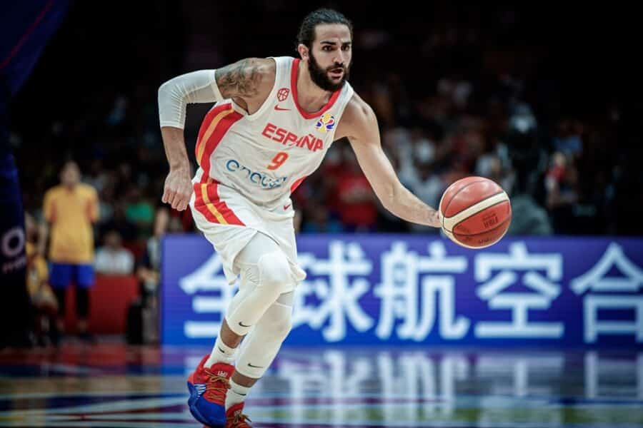 Ricky Rubio bota un balón en un partido con España en el Mundial de China 2019. Foto: FIBA.