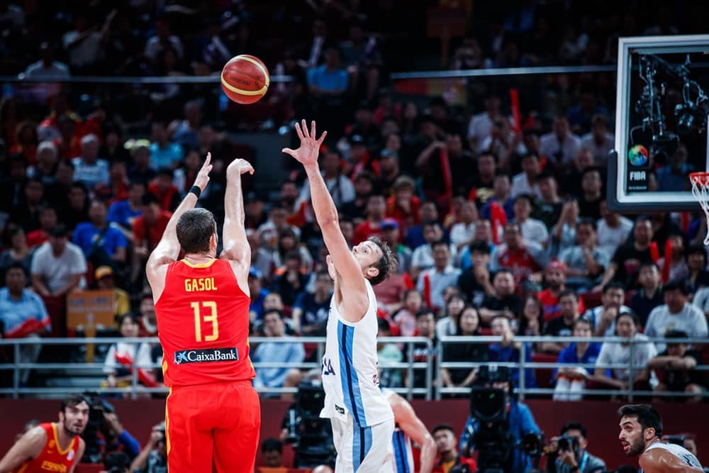 Marc Gasol lanza a canasta ante Marcos Delía en un Argentina - España. Foto: FIBA.
