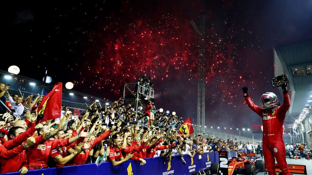 Vettel celebra debajo frente a su equipo bajo la noche de Singapur. Cortesía: F1.com