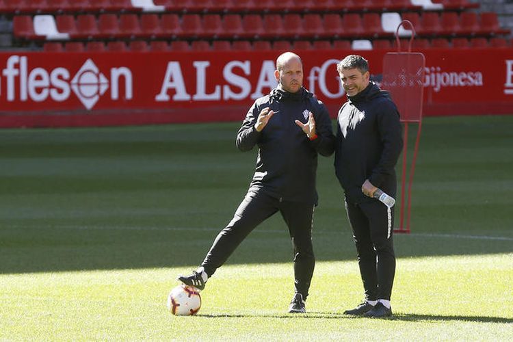 José Alberto López con Arturo Martínez, miembros del cuerpo técnico del Sporting