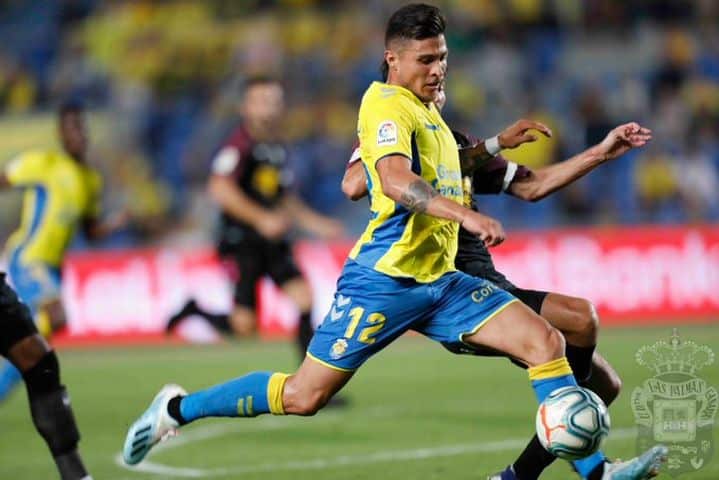 Lance del encuentro entre la UD Las Palmas y el Real Sporting