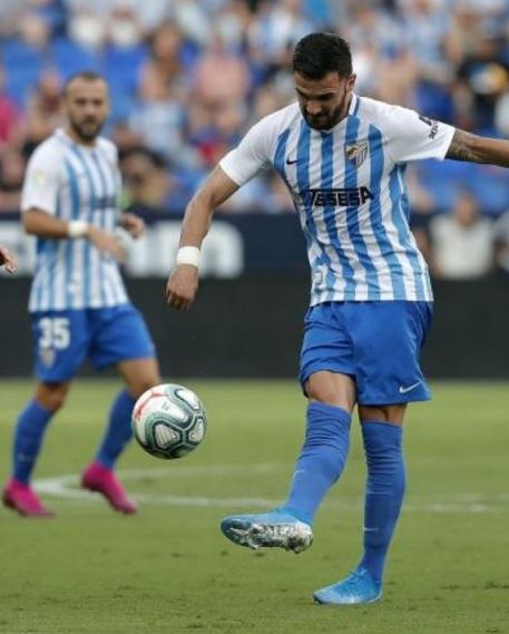 Un jugador del Málaga golpea de forma extraña al balón