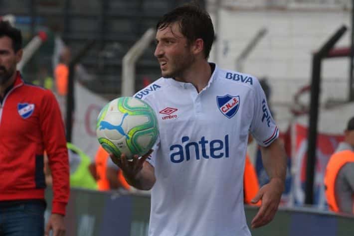 Matías Viña con la camiseta de Nacional