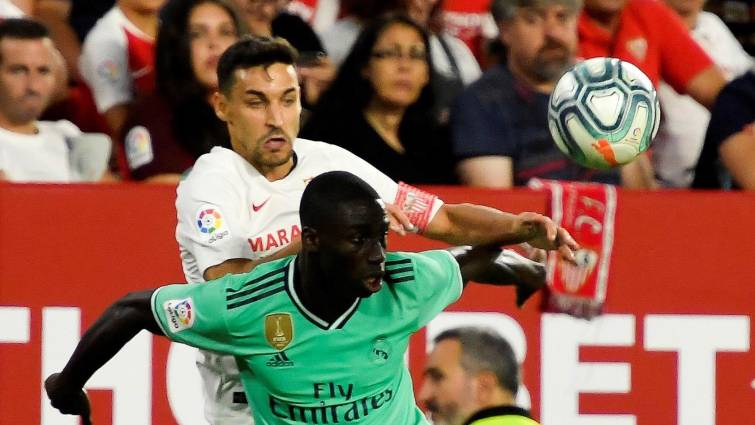 Ferland Mendy disputa un balón en la victoria del Real Madrid en el Sánchez Pizjuán. (Real Madrid CF).