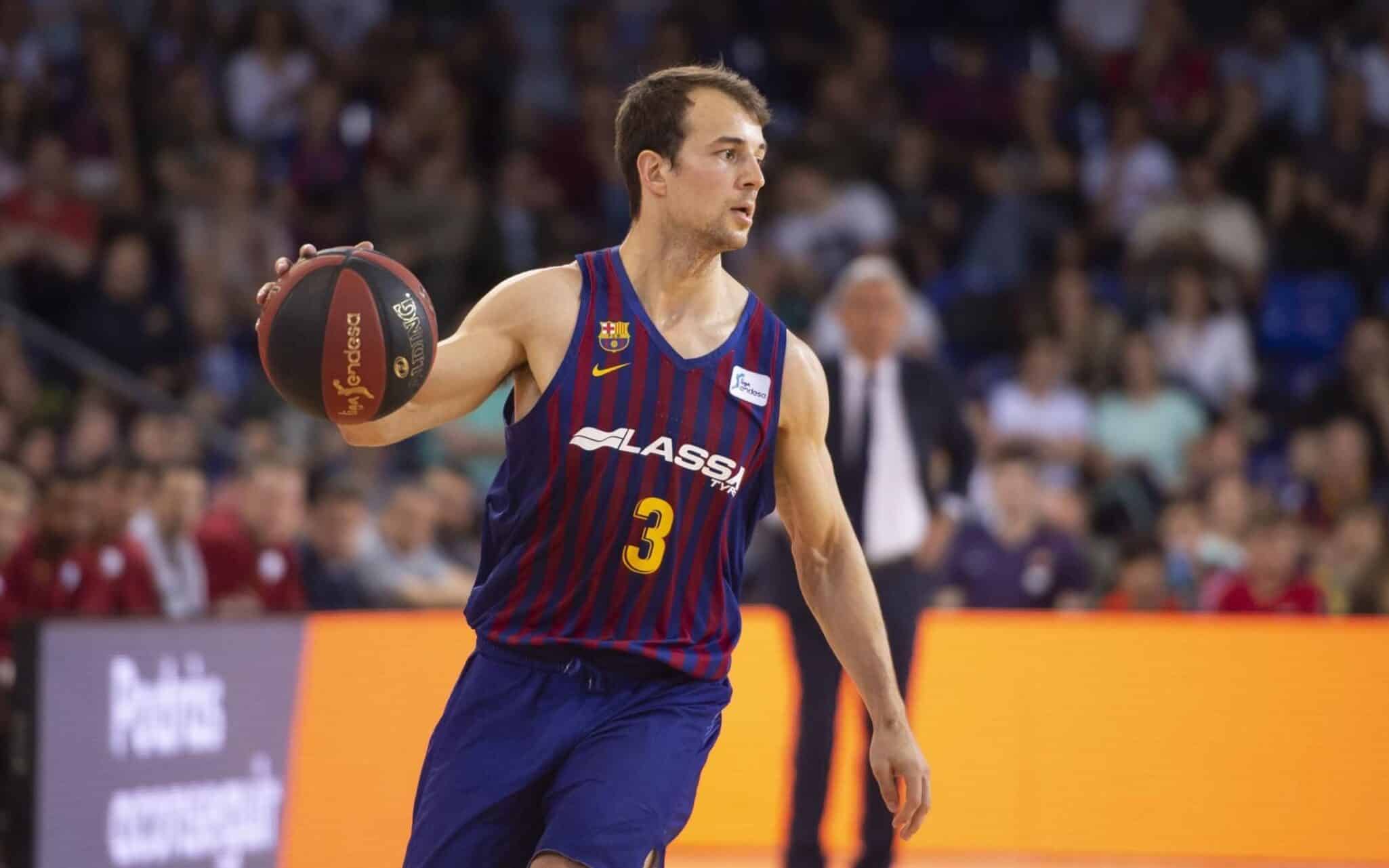 Kevin Pangos con el balón en el FCB - Tecnyconta Zaragoza. (Foto: Fcbarcelona.es)