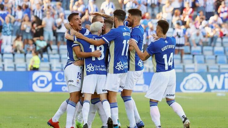 Los jugadores del Recreativo celebran el gol de la victoria frente a UCAM