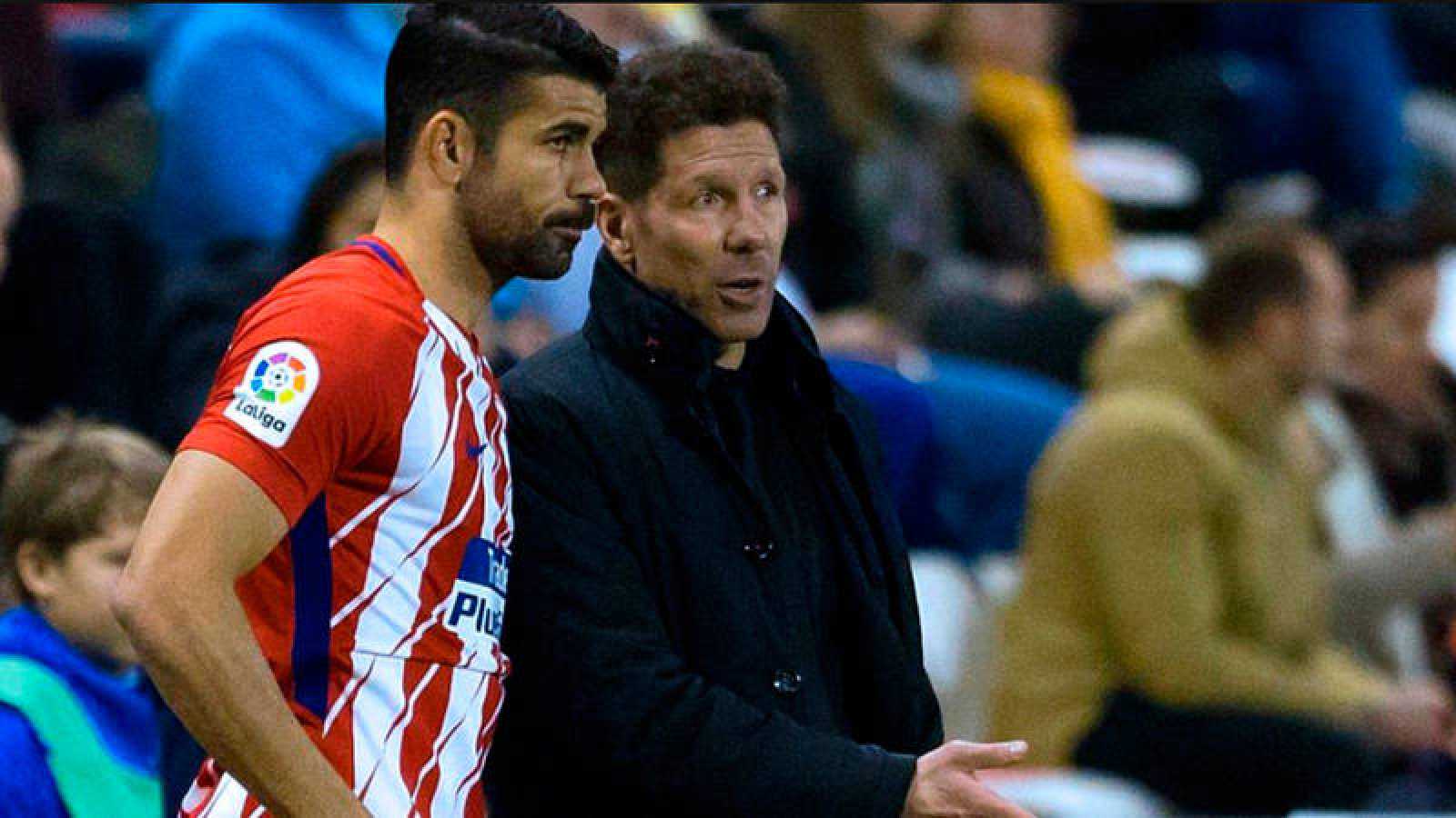 Simeone habla con Diego Costa en un partido