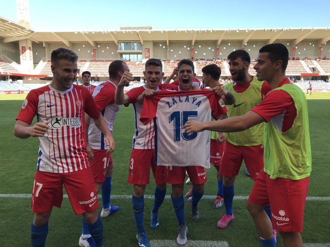 Los jugadores del Sporting 'B' dedicaron el 0-1 a Álex Zalaya