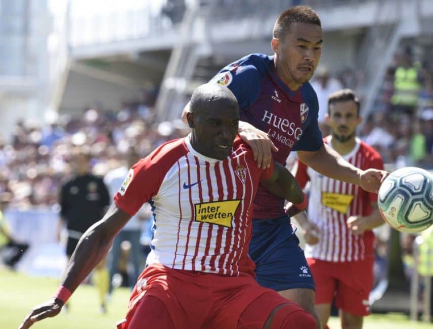 Babin (Sporting) pugna con Okazaki (huesca) por un balón