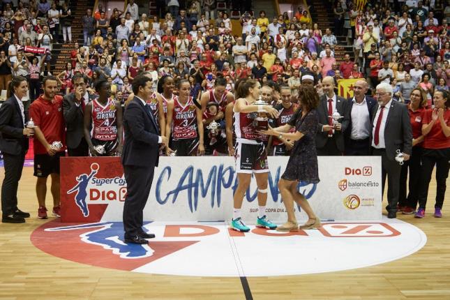 Rosó Buch (Uni Girona) recibe la Copa de campeonas (Fuente: FEB)