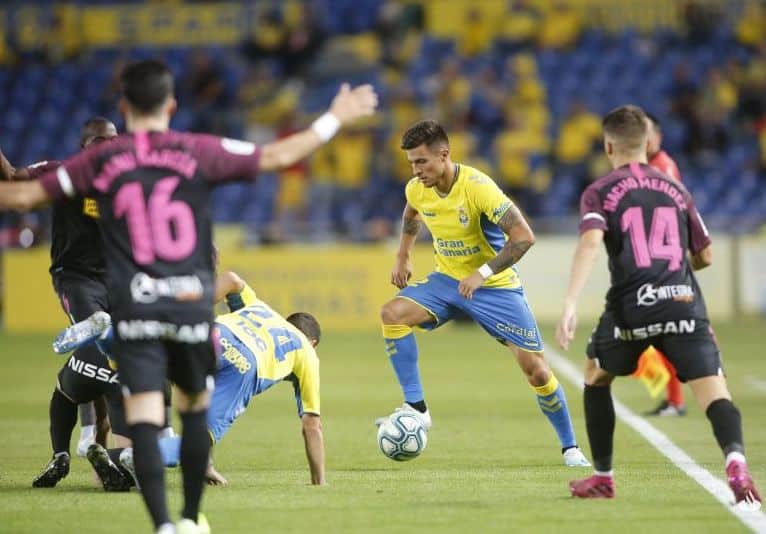 Lance del encuentro entre la UD Las Palmas y el Real Sporting de Gijón