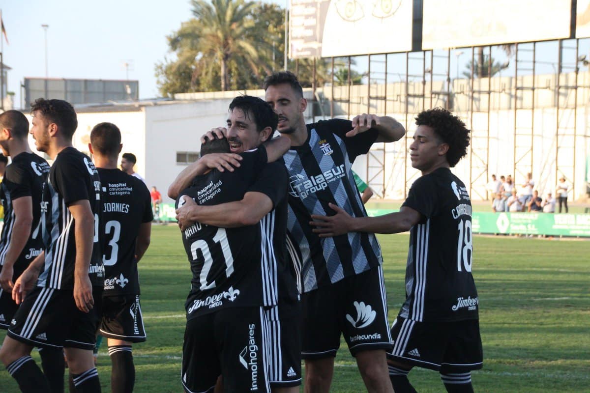 Los jugadores del FC Cartagena celebran un tanto esta campaña