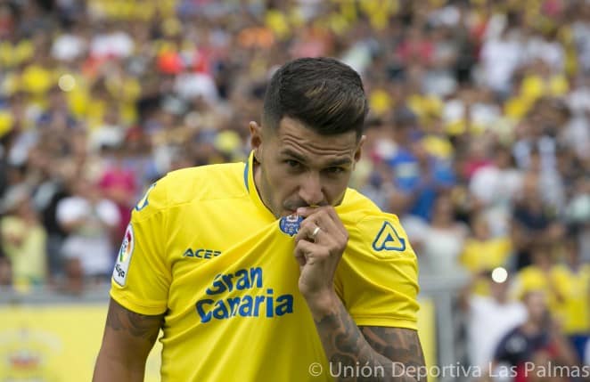 Vitolo besando el escuado de la UD Las Palmas