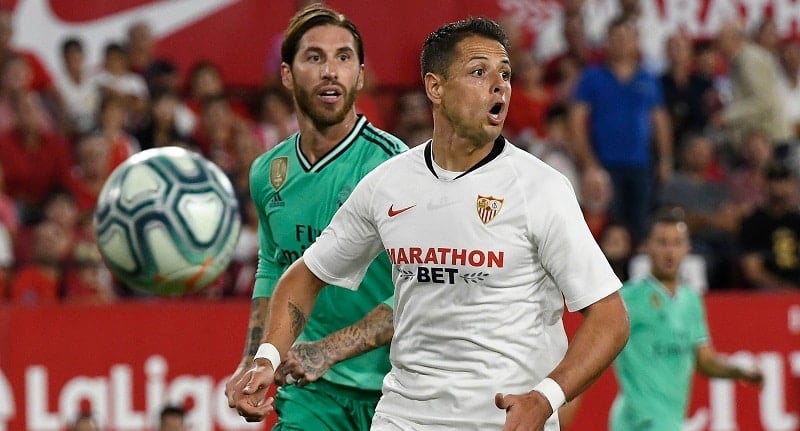 Chicharito, junto a Ramos, lamenta una ocasión | Imagen: Sevilla FC