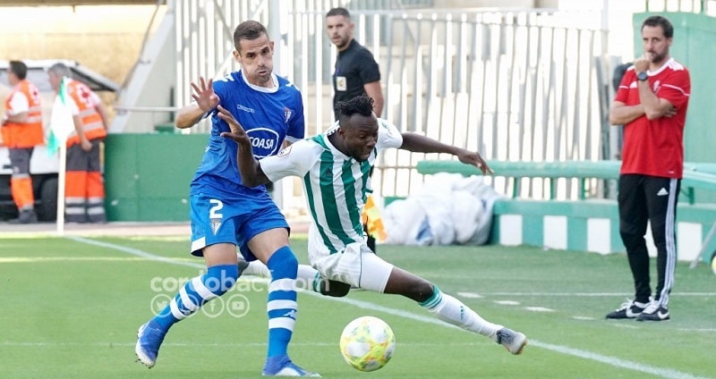 Owusu recibe una falta de Gabi Ramos | Imagen: Córdoba CF