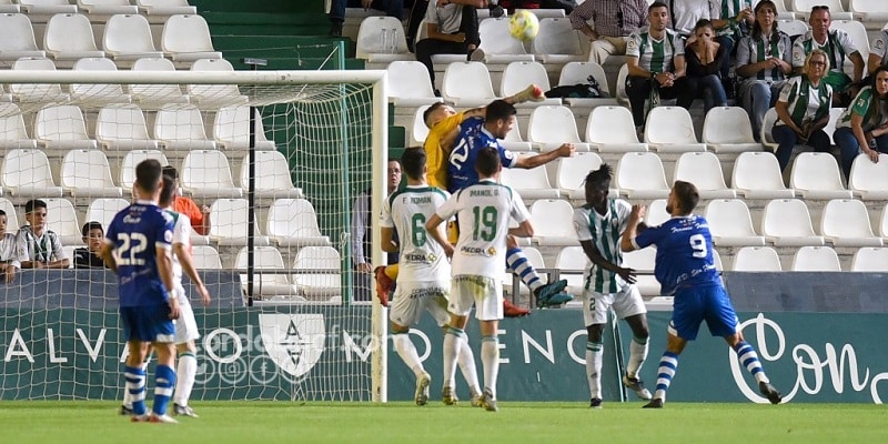 Becerra sale a despejar un balón aéreo | Imagen: Córdoba CF
