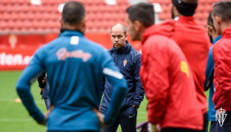 José Alberto dando instrucciones en un entrenamiento