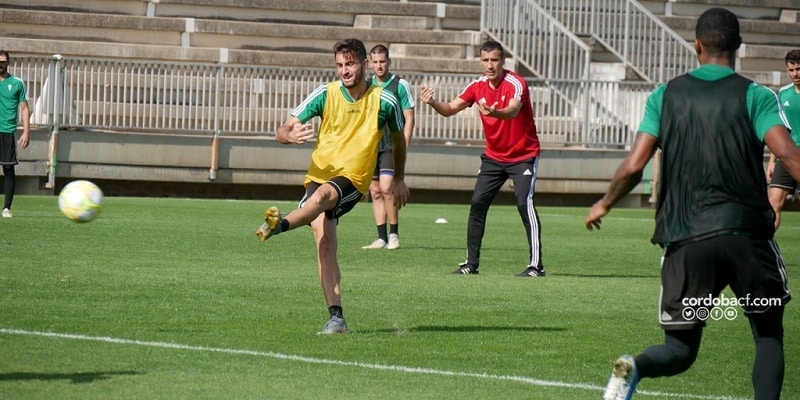 Raúl Agné da instrucciones durante un entrenamiento | Imagen: Córdoba CF