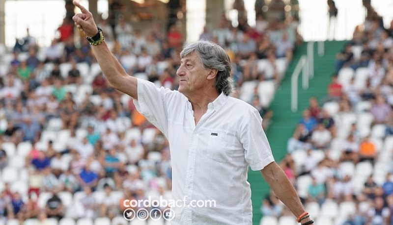 Enrique da instrucciones durante un encuentro | Imagen: Córdoba CF
