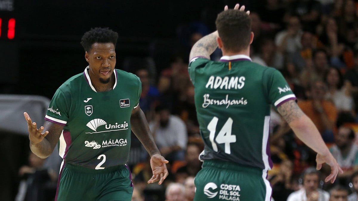 Josh Adams celebra una canasta con Deon Thompson. Foto vía: ACB PHOTO