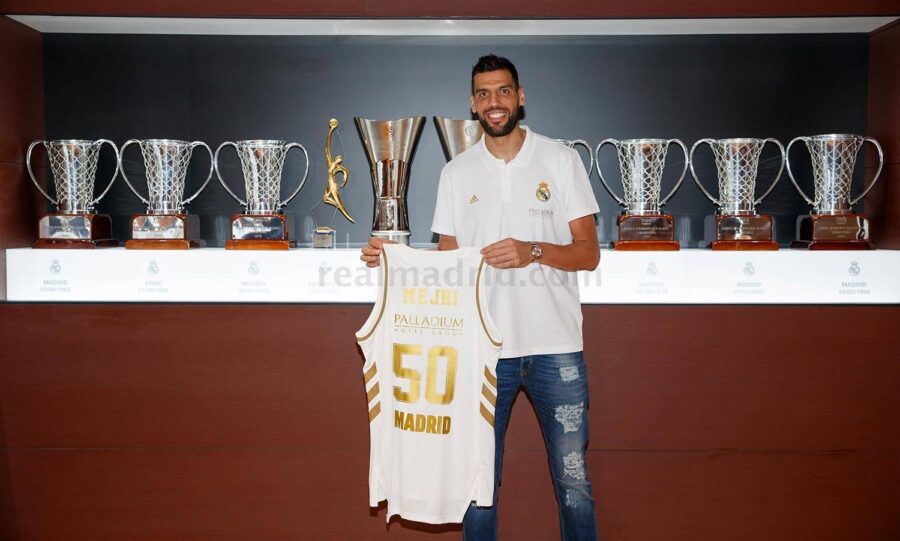 Salah Mejri posa como nuevo jugador del Real Madrid. Foto: Real Madrid.