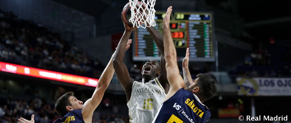 Usman Garuba lanza a canasta ante Dusan Sakota y Giannoulis Larentzakis en un Real Madrid - UCAM Murcia CB. Foto: Liga Endesa.