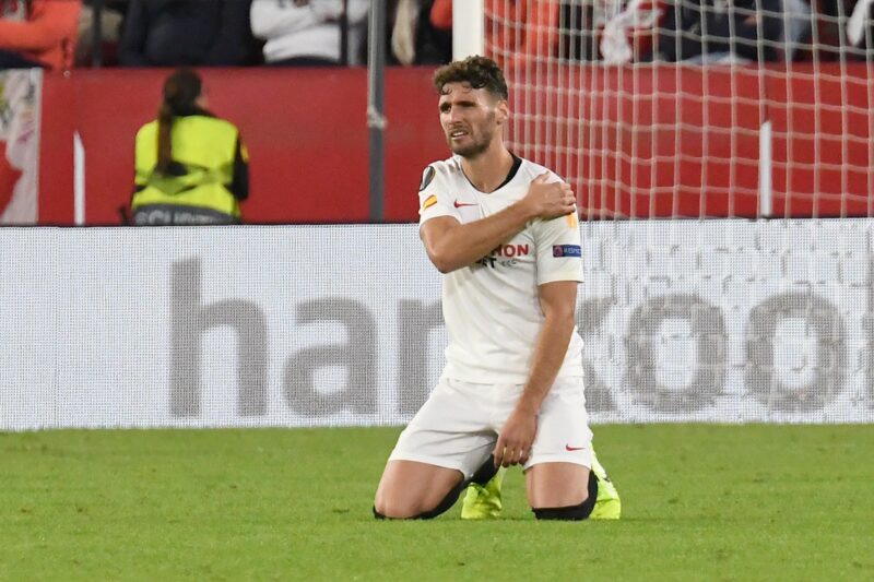 Sergi Gómez espera la asistencia médica frente al Dudelange | Imagen: Sevilla FC