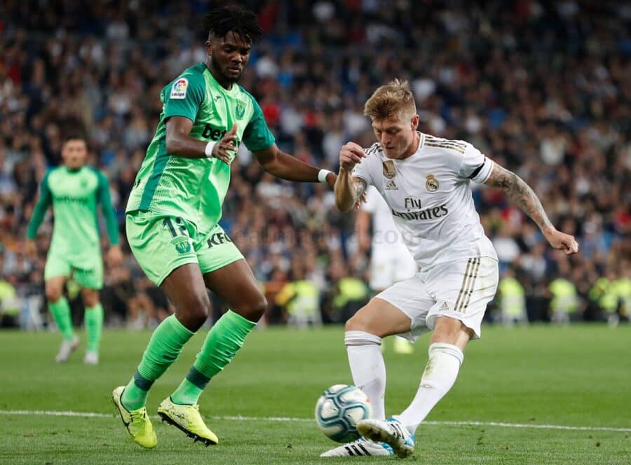 Toni Kroos chuta a puerta ante Chidozie Awaziem en un Real Madrid Club de Fútbol - Club Deportivo Leganés. Foto: Real Madrid Club de Fútbol.