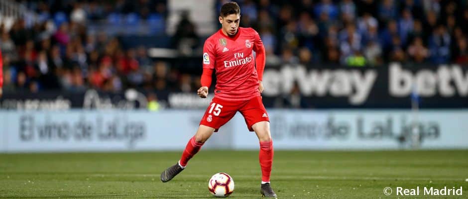 Federico Valverde da un pase como jugador del Real Madrid Club de Fútbol. Foto: Real Madrid Club de Fútbol.