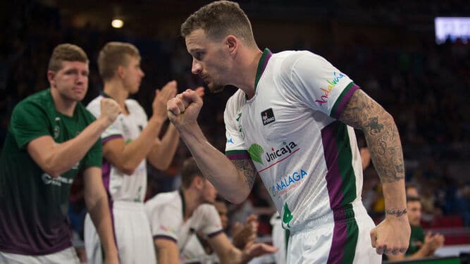 Josh Adams celebra una de sus canastas. Foto: ACB PHOTO
