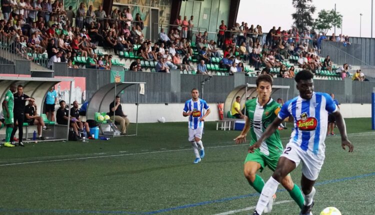 Lance del último encuentro del Ejea en el Nou Municipal de Cornellà