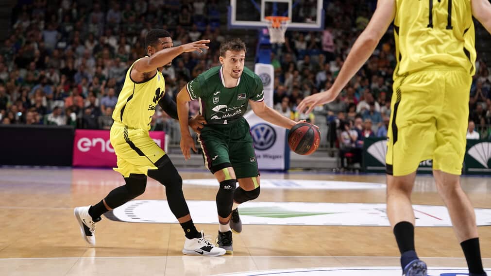 Phil Pressey defendiendo a Aleksa Avramovic. Foto vía: Málaga Hoy