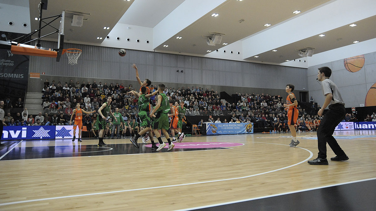 Partido disputado en la pista principal de L'Alqueria del Basket.