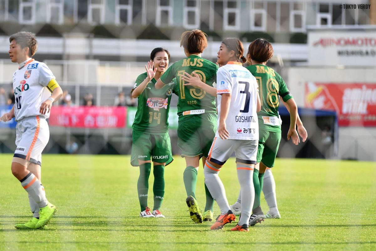 Jugadoras de NTV Beleza celebran anotación en foto de verdy.co.jp