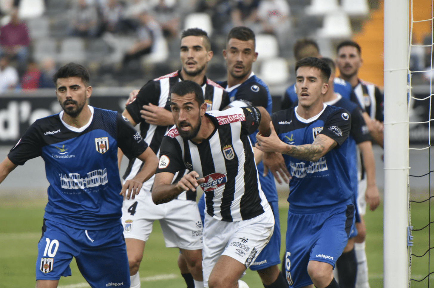 Jugadores del Badajoz y Mérida esperando al saque de un córner / Fuente: Diario "El Hoy"