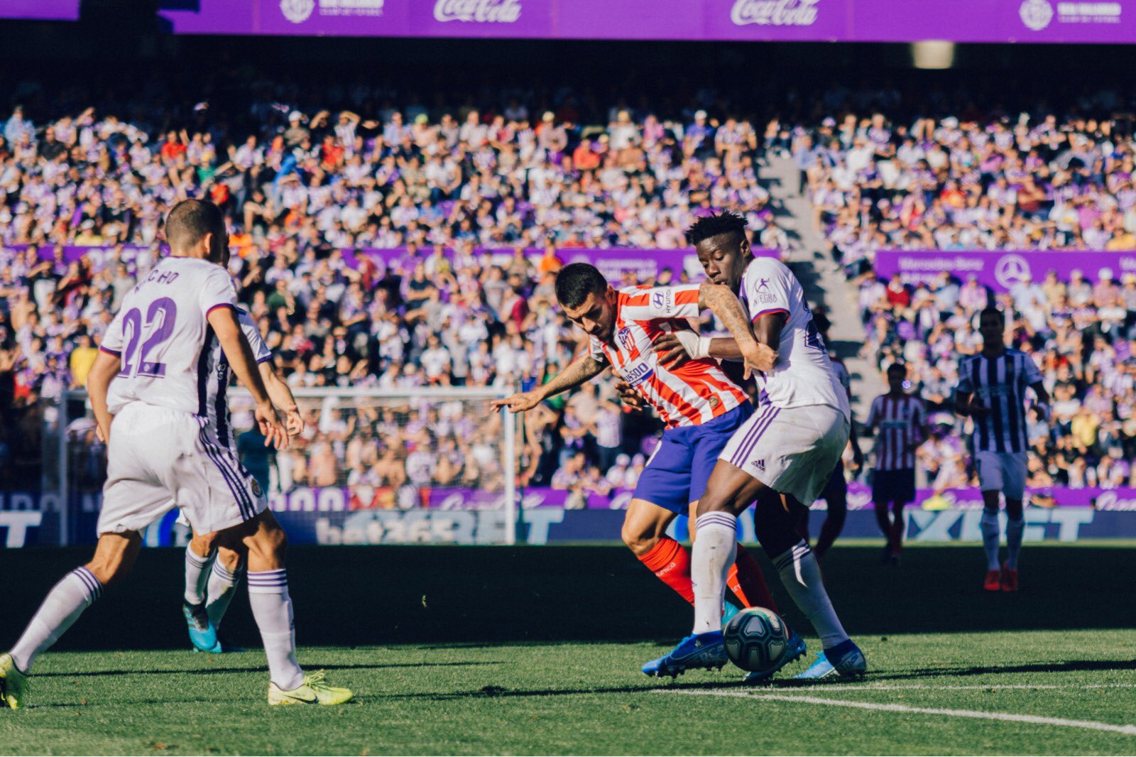 Pugna entre dos jugadores del Real Valladolid y el Atlético de Madrid | Imagen obtenida del twitter oficial del Real Valladolid.