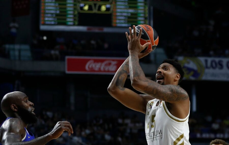 Jordan Mickey lanza a canasta ante Quincy Acy en un Real Madrid - Maccabi FOX Tel Aviv. Foto: Real Madrid.