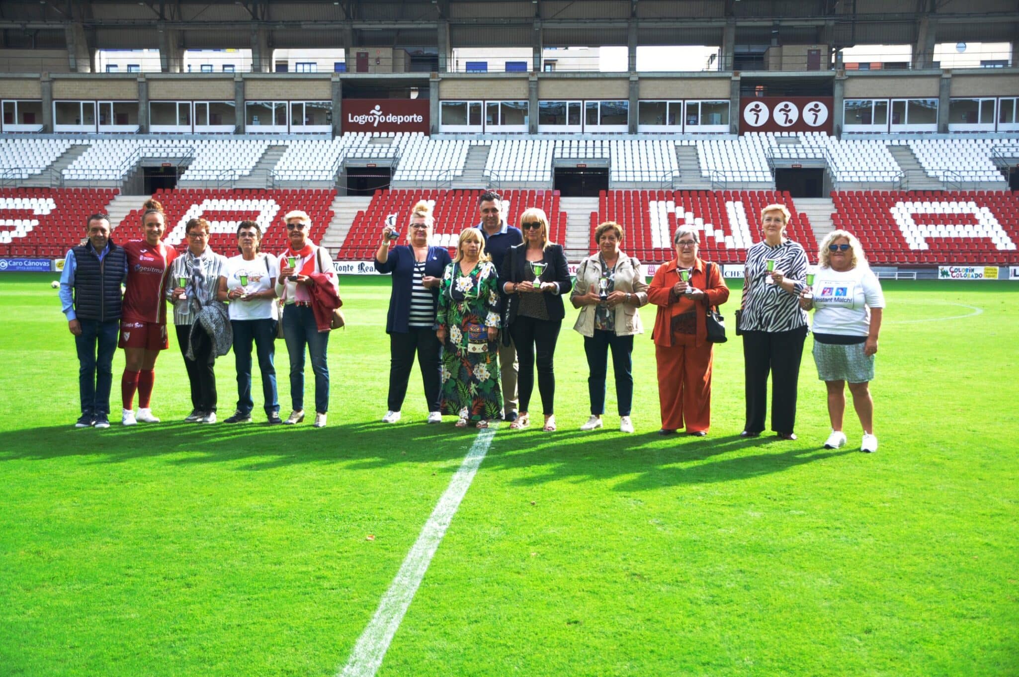 Homenaje antes del partido a las mujeres precursoras del fútbol femenino en La Rioja en la década de los 60.
Fuente: https://twitter.com/EdfFemenino