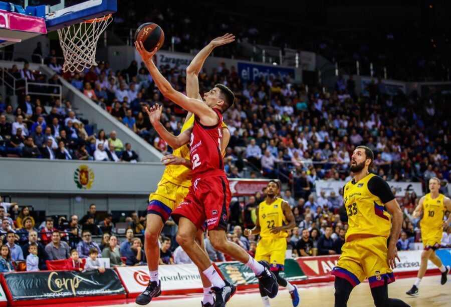Carlos Alocén haciendo una bandeja (Fuente: Twitter @FCBbasket)