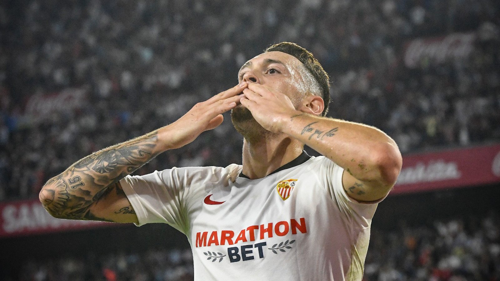 Ocampos celebra con la grada el segundo gol.
Fuente: www.sevillafc.es