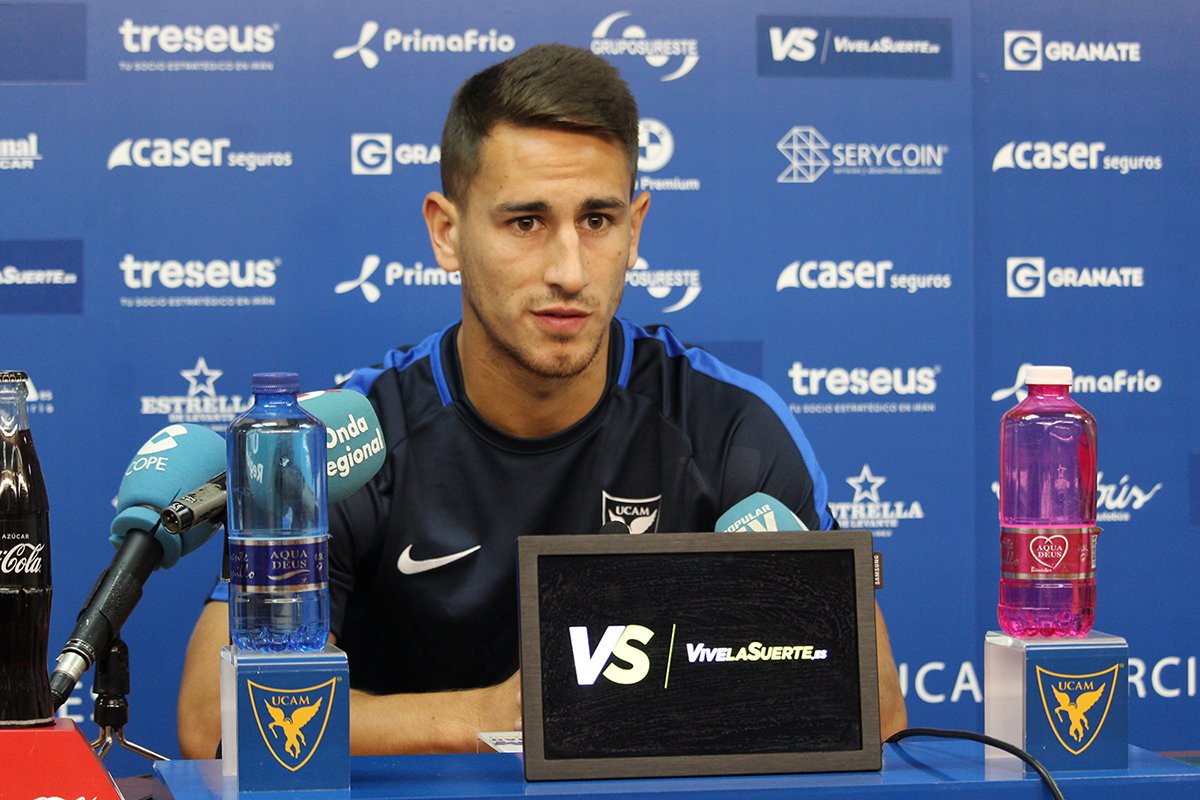 Manu Justo acudiendo a rueda de prensa