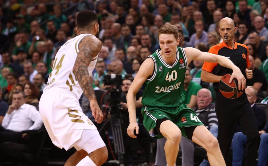 Marius Grigonis bota el balón ante Jeffery Taylor en un Zalgiris Kaunas - Real Madrid. Foto: Turkish Airlines Euroleague.