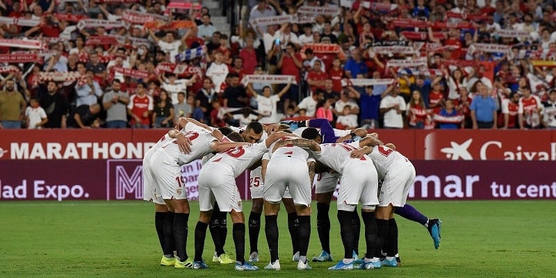 Jugadores sevillistas se unen antes del inicio de un partido | Imagen: Sevilla FC