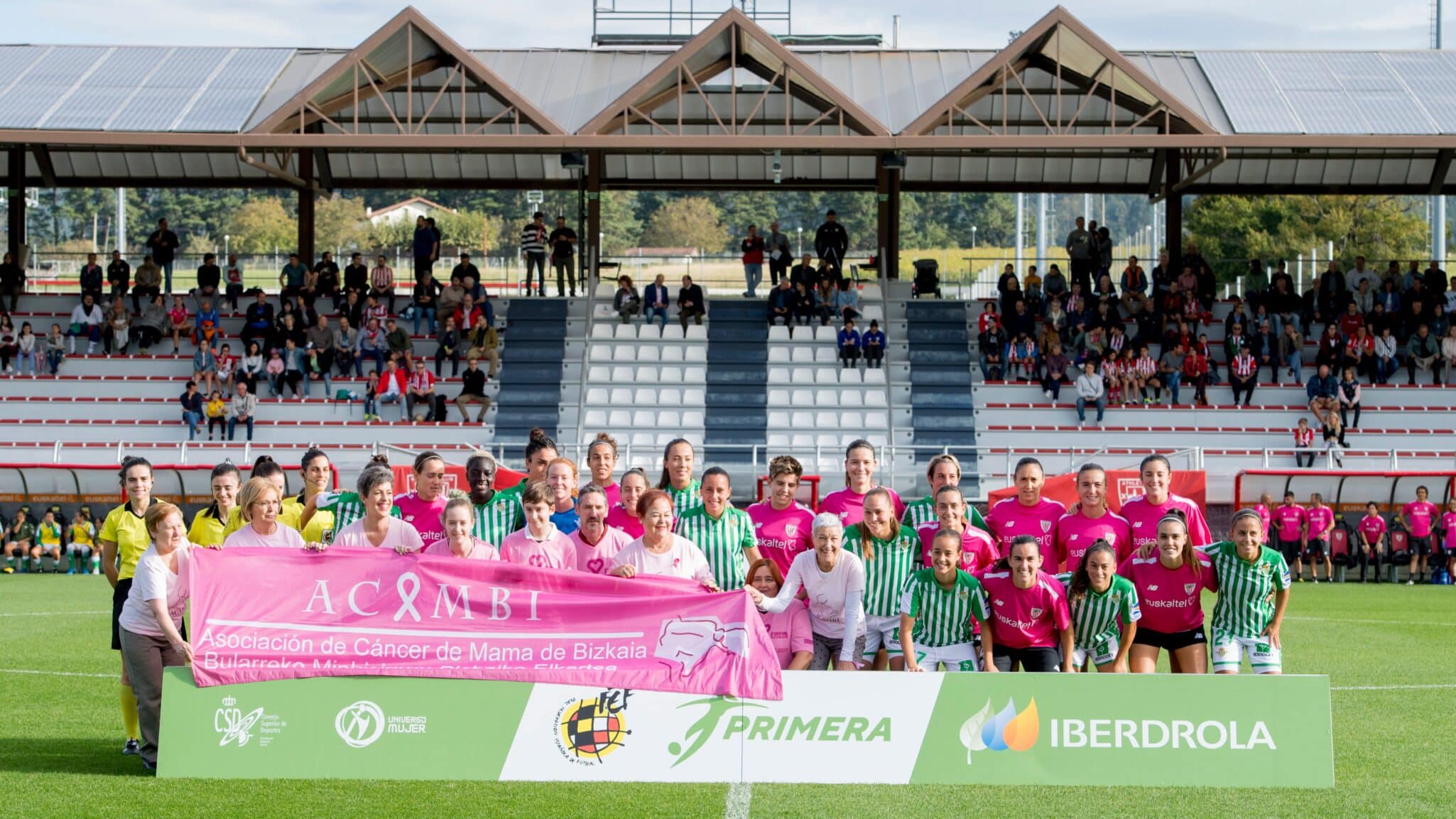 Fotografía inicial del partido en apoyo a la lucha contra el cáncer de mama.
Fuente: athletic-club.eus