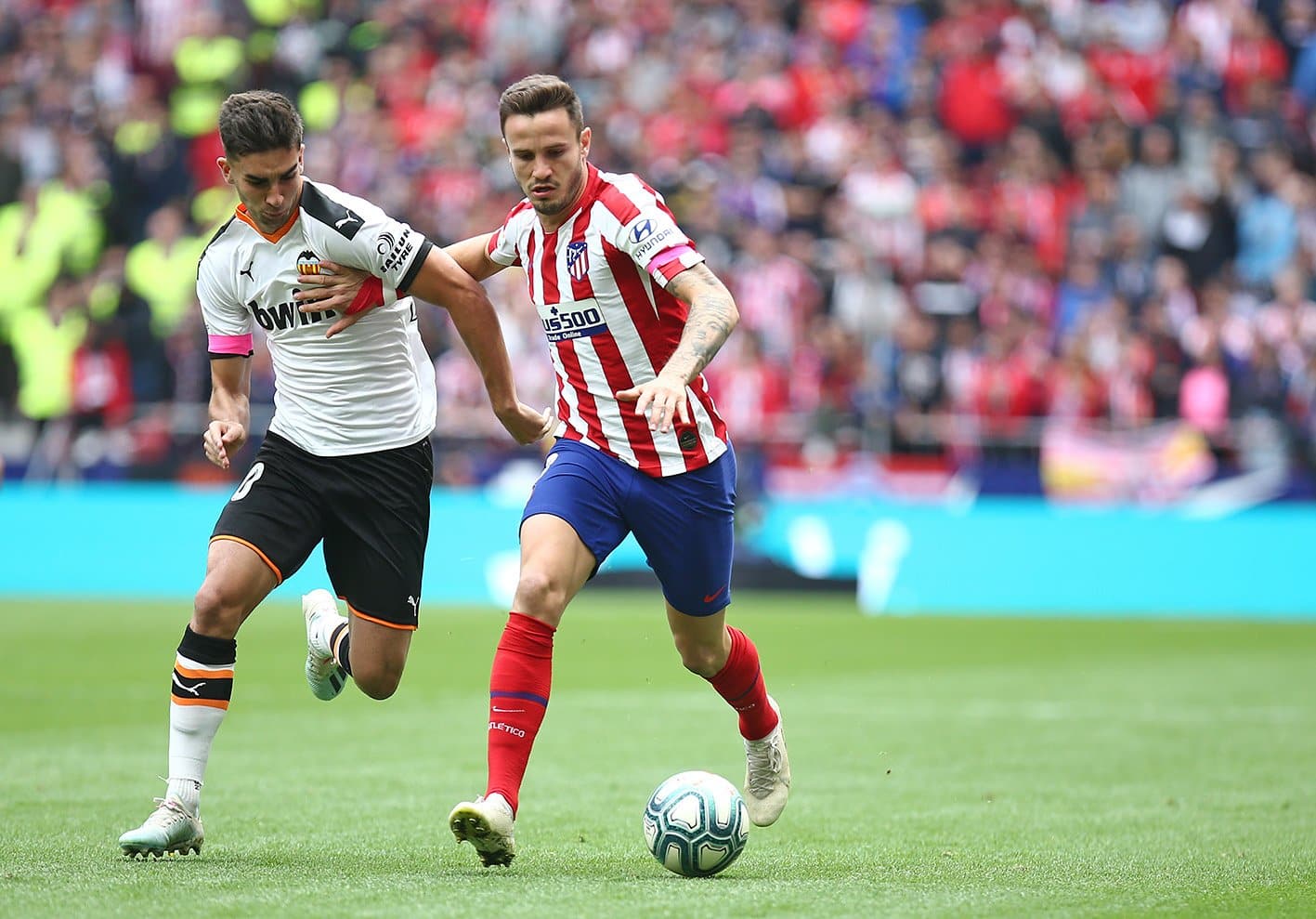 Saúl pelea un balón Ferran Torres (vía @Atleti Twitter)