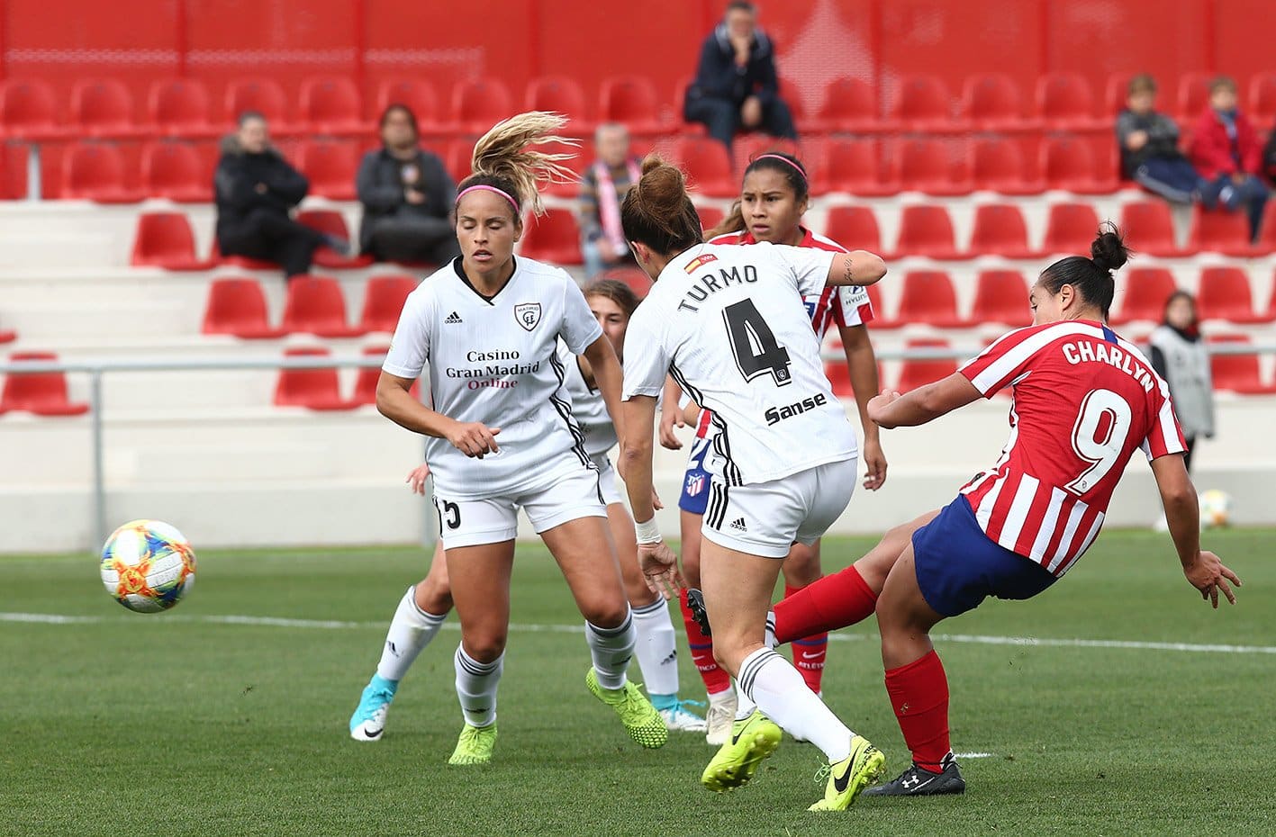 Charlyn, rodeada de defensas,en el único gol del partido.
Fuente: atleticodemadrid.com