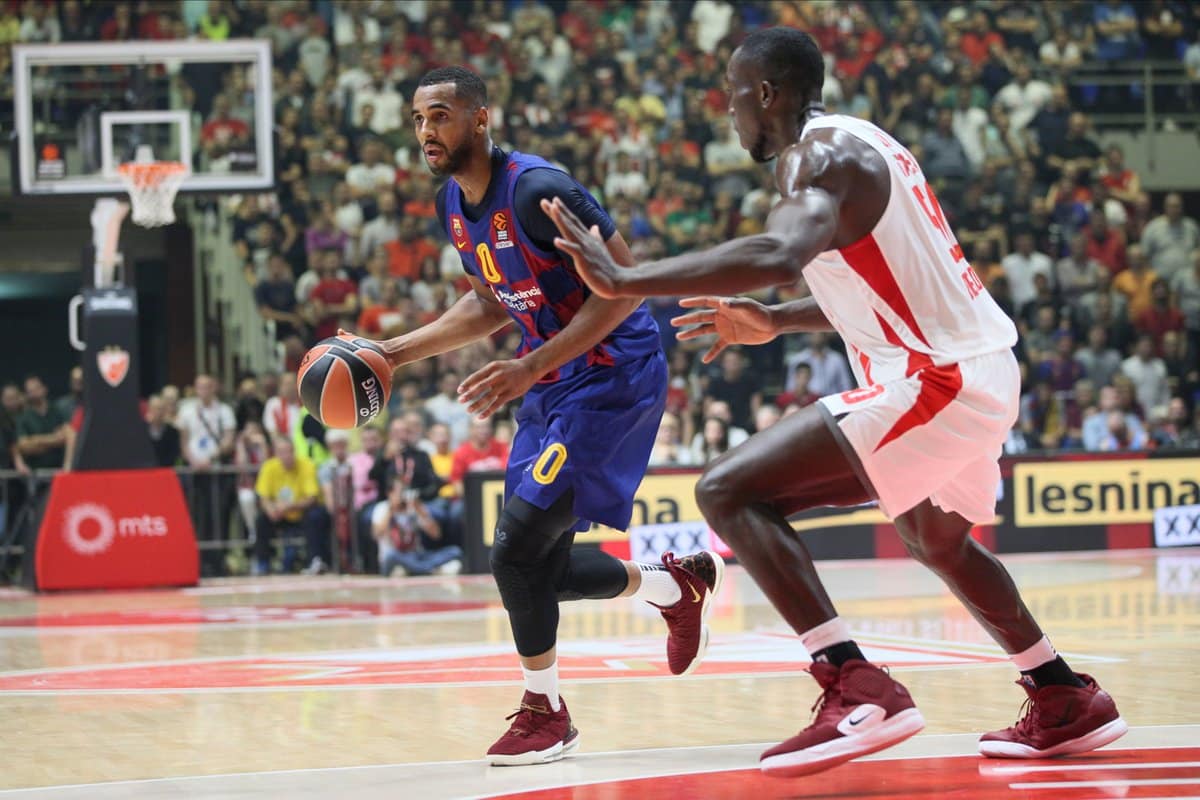 Brandon Davies delante de M. Ojo (Fuente: Twitter @FCBbasket)