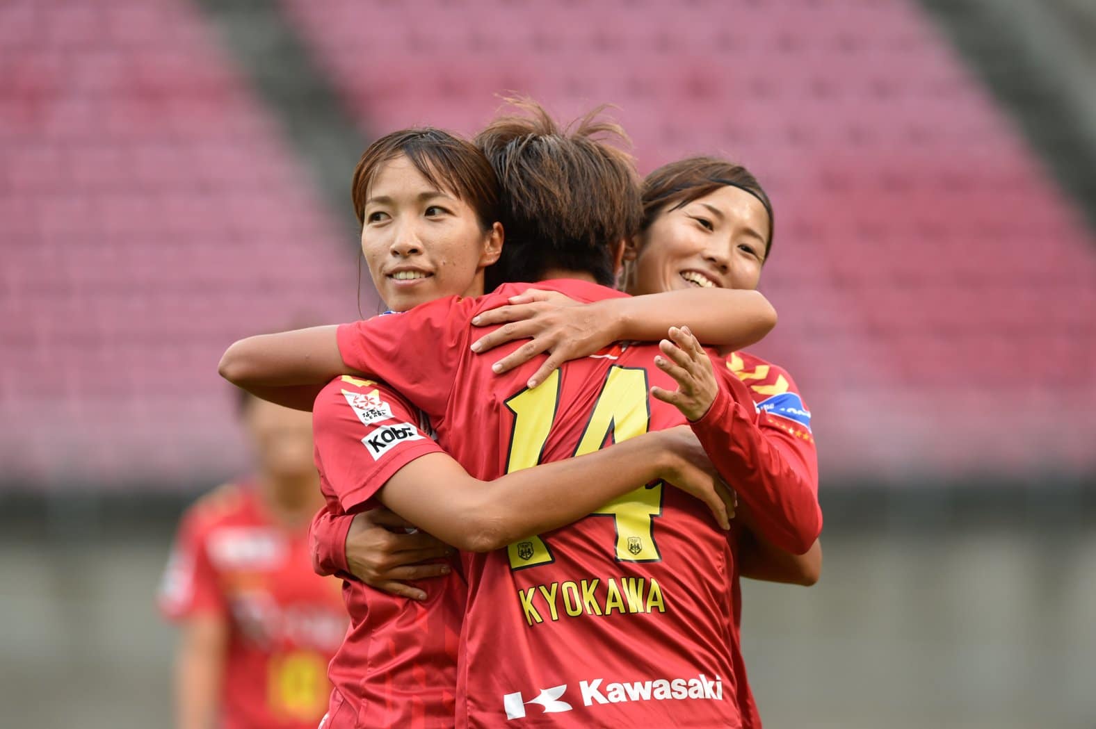 Kyokawa festeja gol del triunfo de INAC en foto de @inac_kobe2001
