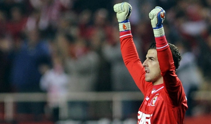 Javi Varas celebra una victoria con la elástica sevillista