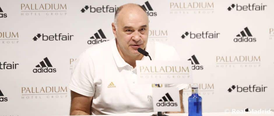 Pablo Laso atiende a los medios de comunicación en una rueda de prensa como entrenador del Real Madrid. Foto: Real Madrid.